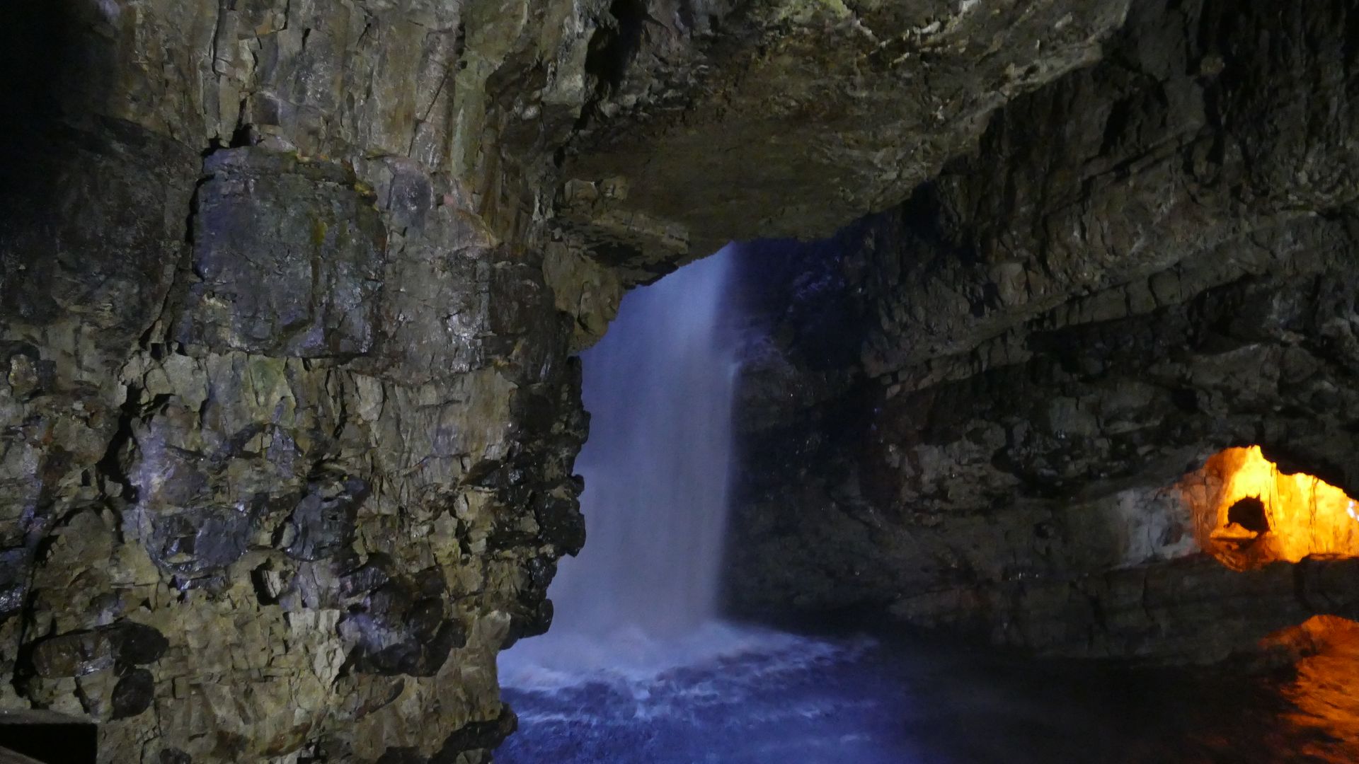 Wasserfall in der Höhle